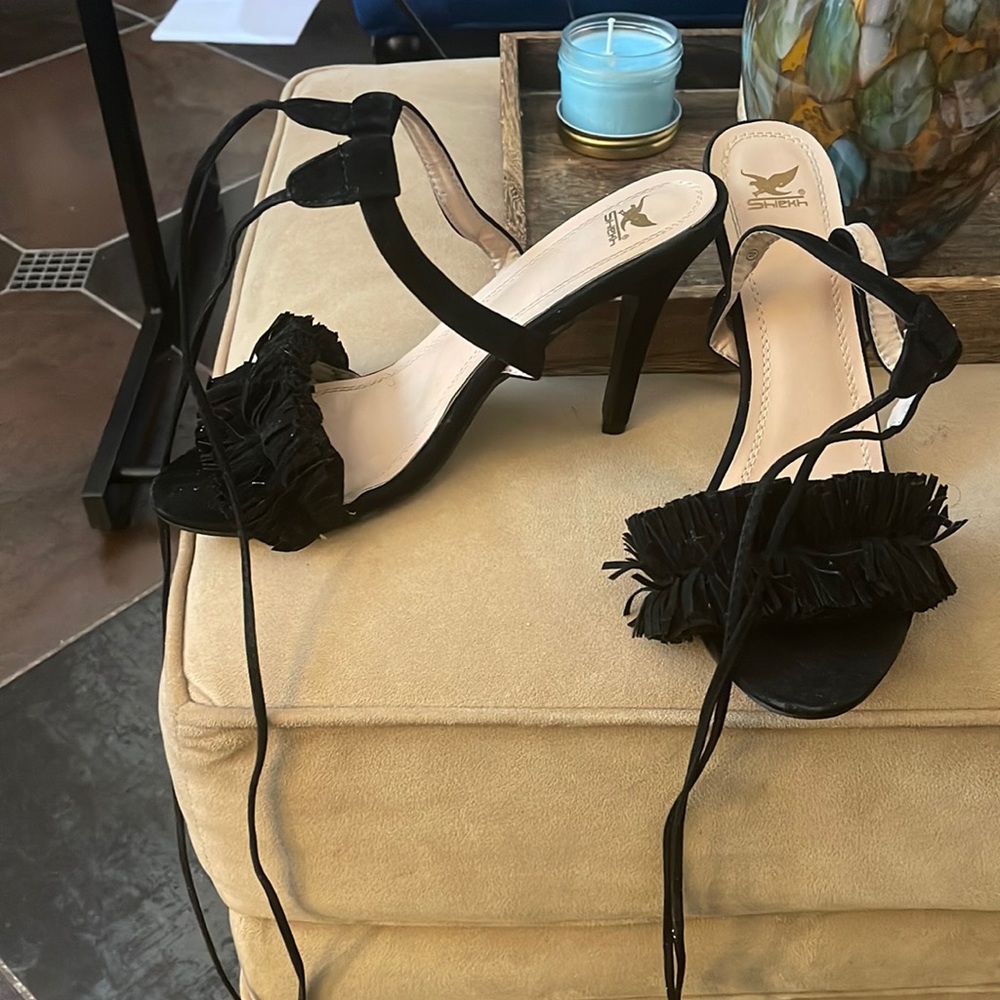 Black heels with tie high and fringe